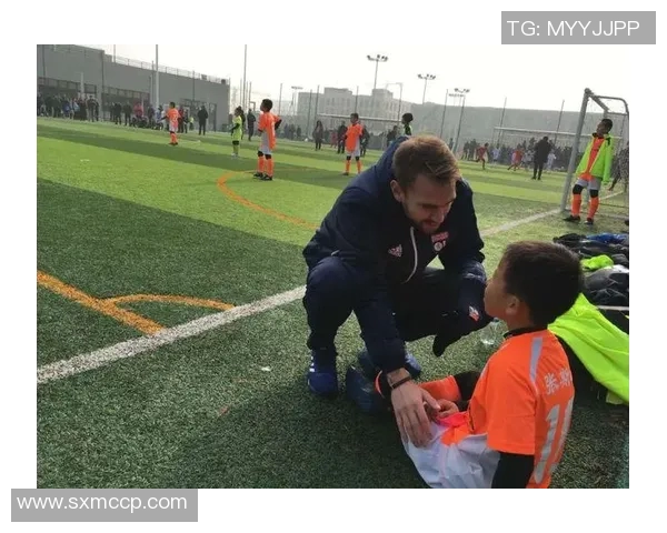 赛罗足球星带领球队崭露头角精彩瞬间揭秘助力荣誉与梦想交织的传奇之路