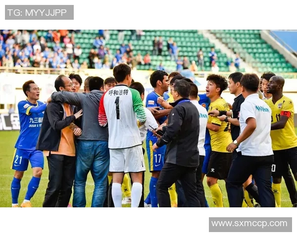 足球巨星同框合影展现友谊风采引发球迷热议瞬间成网络焦点